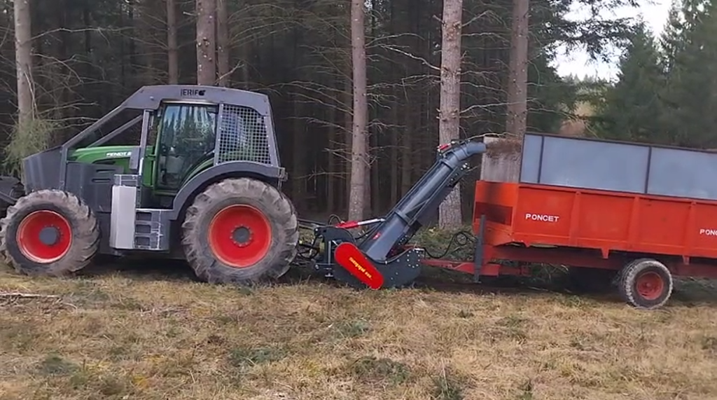 Broyeur forestier avec dispositif de ramassage